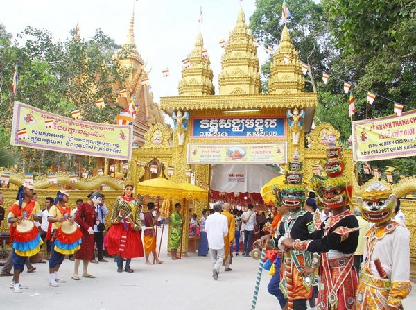 Chôl Chnam Thmây còn được biết là lễ hội mừng năm mới của đồng bào dân tộc Khmer
