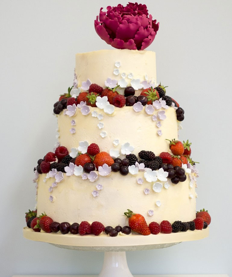 Bánh cưới được trang trí bằng các loại quả màu đỏ và mọng nước có ý nghĩa tốt lành, 