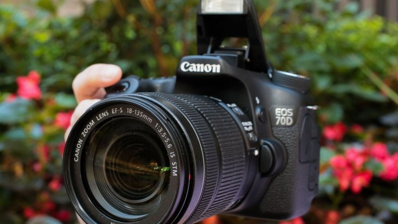 Canon EOS 70D là mẫu máy ảnh DSLR bán chuyên mới nhất của thương hiệu Canon