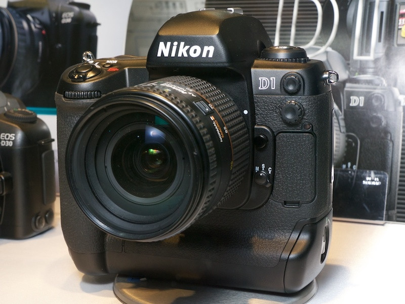 Nikon D1 - máy ảnh DSLR đầu tiên