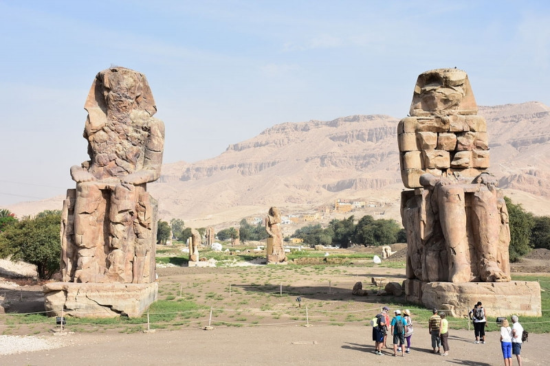 Cặp tượng đá khổng lồ ở Luxor.