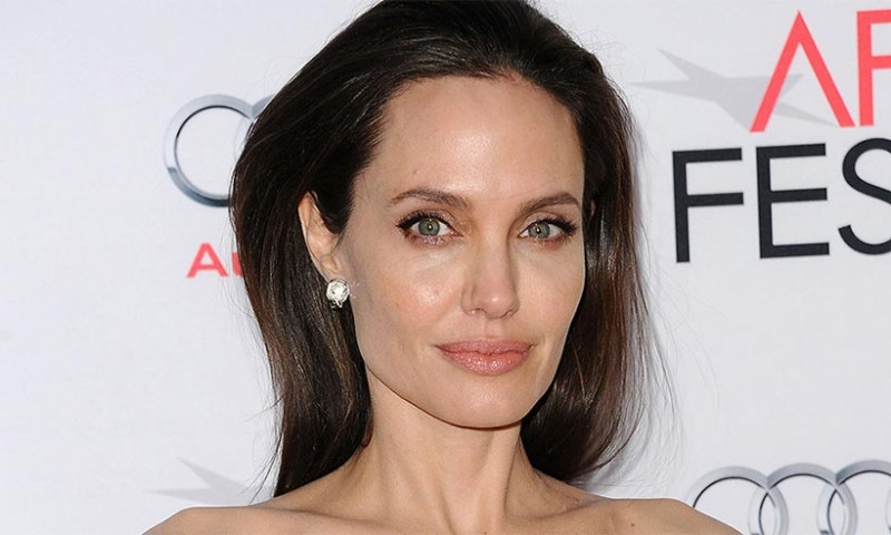 Angelina Jolie có đôi mắt đầy sức mạnh