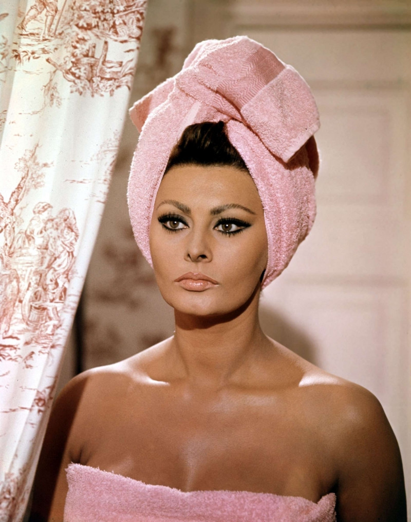 Sophia Loren có đôi mắt khiêu khích