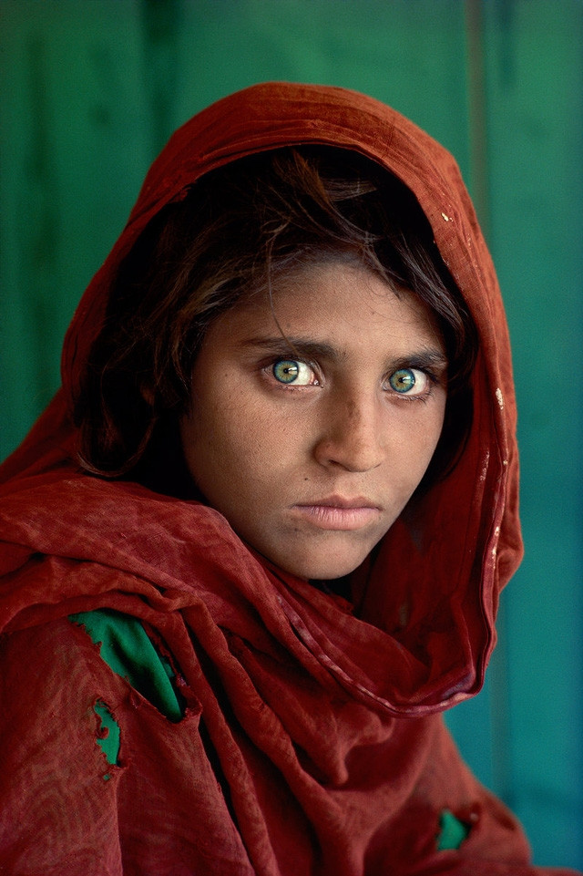 Cô gái người Afghanistan Sharbat Gula có đôi mắt xanh