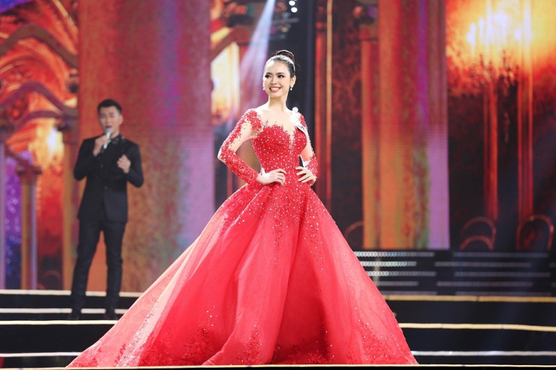 Thanh Hằng tỏa sáng tại đêm chung kết Hoa hậu Hoàn Vũ Việt Nam 2017