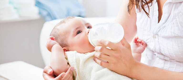 Nước rửa bình sữa Arau Baby 500ml đánh bật các vết bẩn trên bình sữa của bé, bảo vệ sức khỏe bé yêu