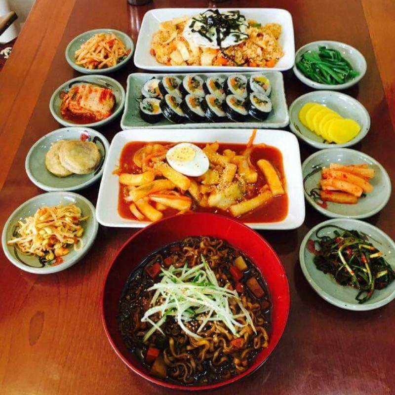Bàn ăn của một vị khách tại Kim Bap Cheon Guk