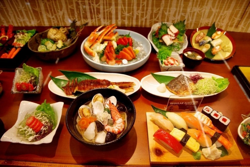 Sushi và các món ăn khác tại nhà hàng
