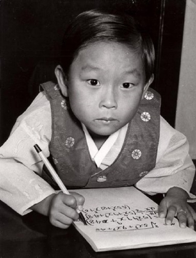 Hình ảnh khi còn nhỏ của Kim Ung-Yong