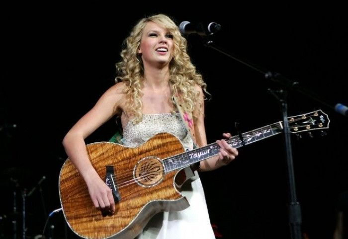 Taylor Swift trình diễn ấn tượng với cây đàn guitar Taylor