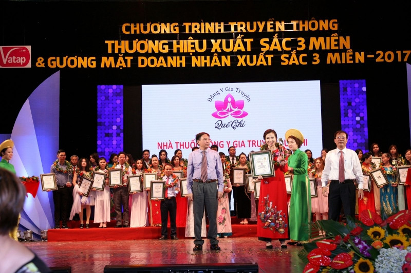 Đại diện nhà thuốc nhận giải thưởng 