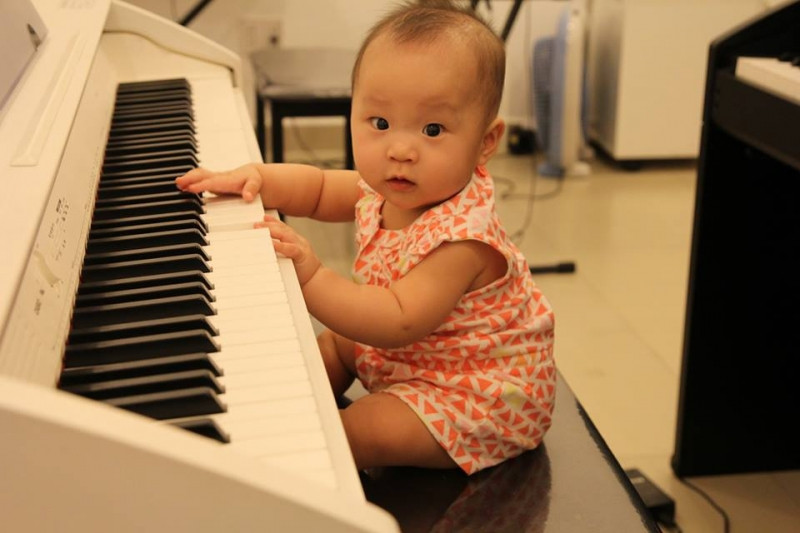 18 tháng tuổi, bé hoàn toàn có thể tham gia các lớp Cảm thụ âm nhạc