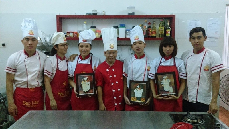 Các cán bộ dạy ngoại khóa nấu ăn cho trẻ khuyết tật tại trung tâm