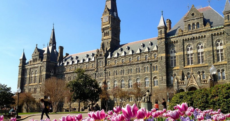 Đại học Georgetown được thành lập năm 1968 ngay trung tâm khu đô thị Georgetown