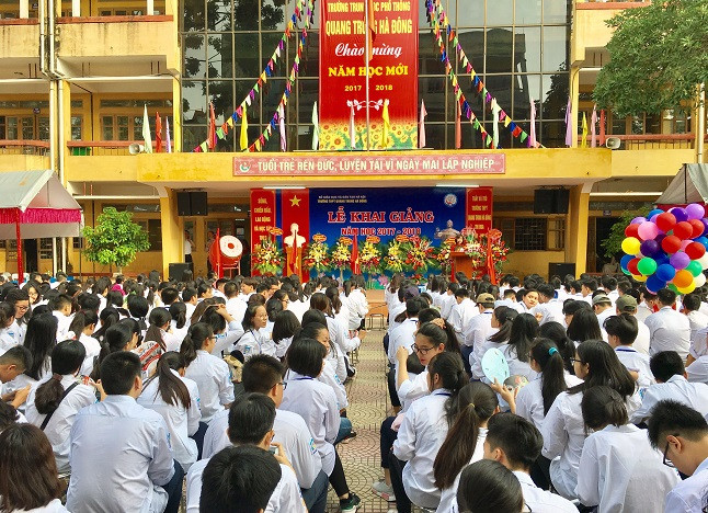 Học sinh trường PTTH Quang Trung trong ngày khai giảng năm học mới