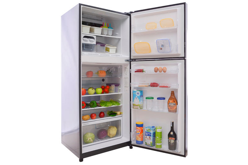 tủ lạnh còn có hệ thống khay kệ bằng thủy tinh bền và đẹp, có bề mặt chống trầy xước, chịu nhiệt và dễ lau chùi, tránh thức ăn đổ ra