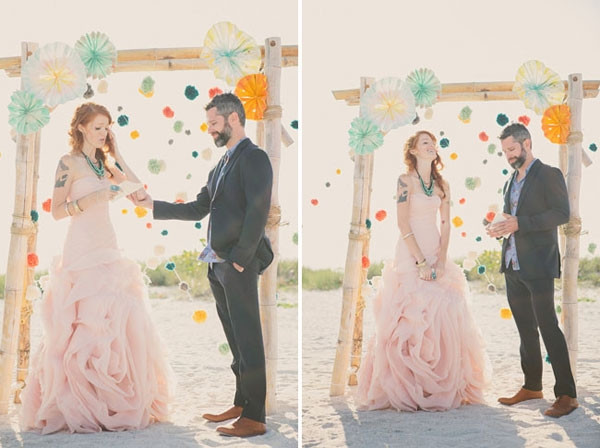 Chiếc cổng treo quạt giấy đầy màu sắc này sẽ tô điểm cho tiệc cưới của các bạn thêm lãng man!