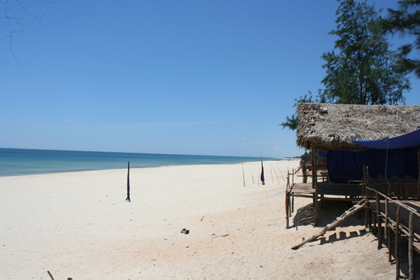 Những bãi cát mịn màng, trải dài rộng ở Cửa Việt