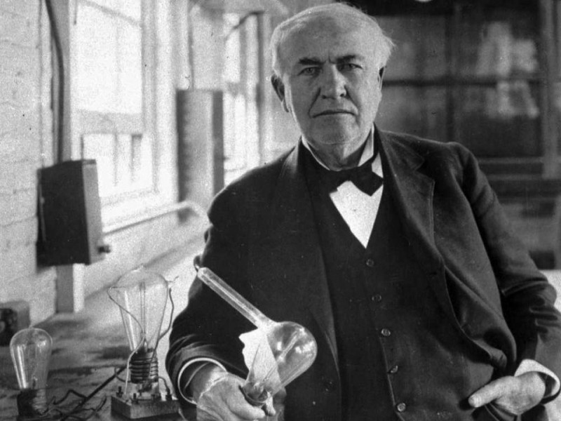 Thomas Edison với phát minh bóng đèn sợi đốt từ 1000 thí nghiệm thất bại