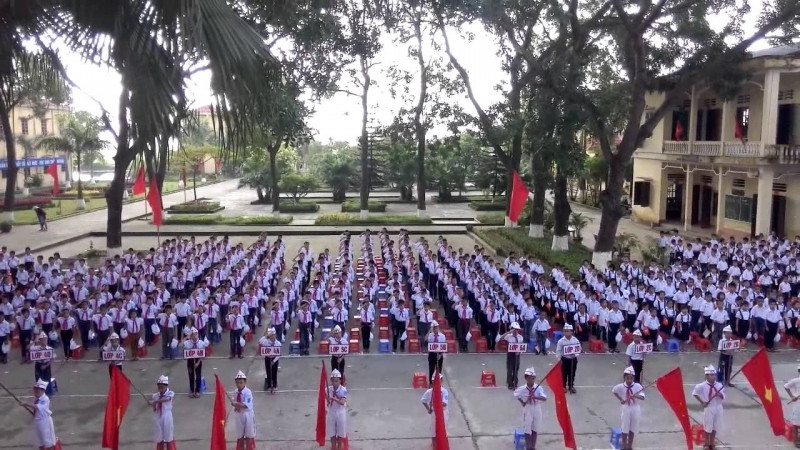 Vào sáng thứ hai, sau lễ chào cờ, chúng em được nghe thầy hiệu trưởng dặn dò nề nếp thi đua trong tuần.