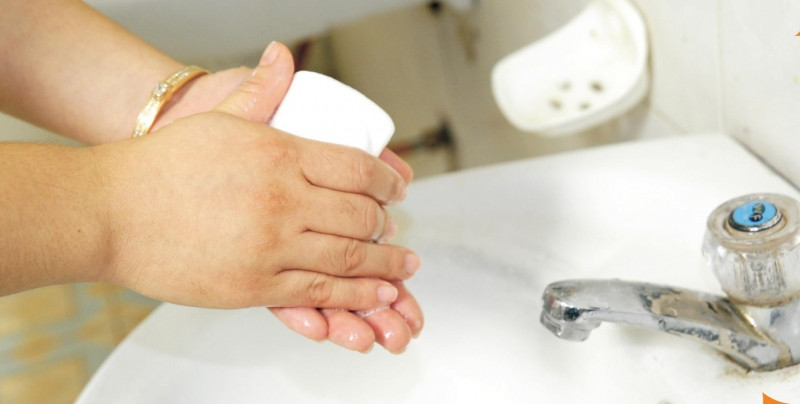 Rửa tay bằng xà phòng diệt khuẩn.