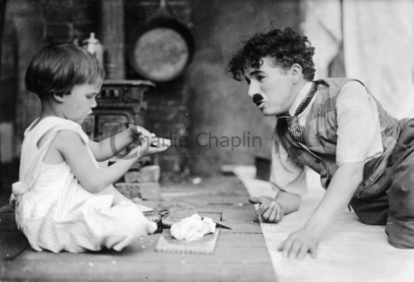 Jackie Coogan và Charlie Chaplin trên trường quay The Kid