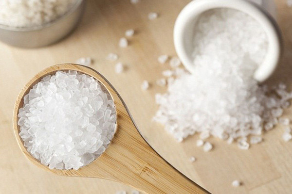 Cách trị phong thấp bằng muối là mẹo chữa bệnh dân gian được áp dụng rất phổ biến
