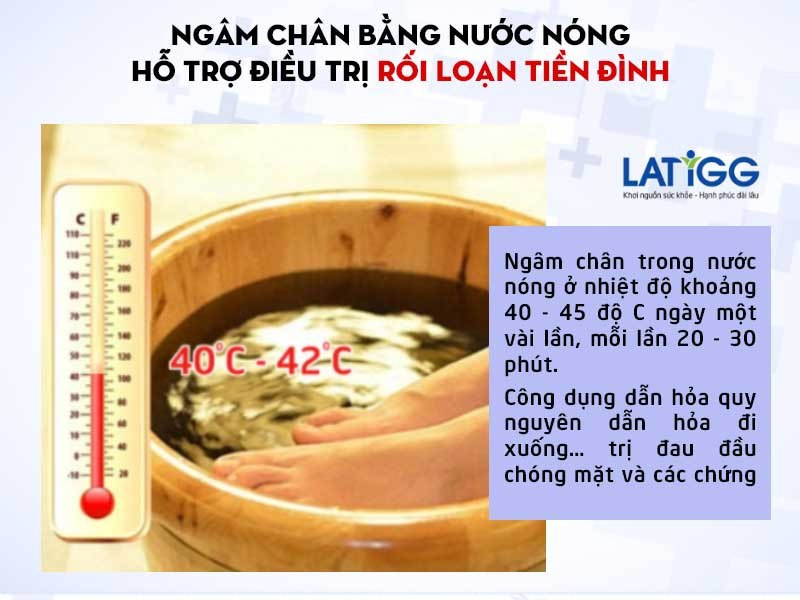 Ngâm chân với nước nóng giúp điều trị rối loạn tiền đình