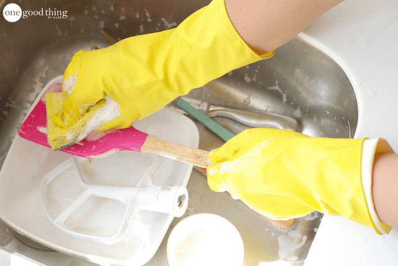Tránh tiếp xúc với các chất tẩy rửa bằng cách đeo găng tay