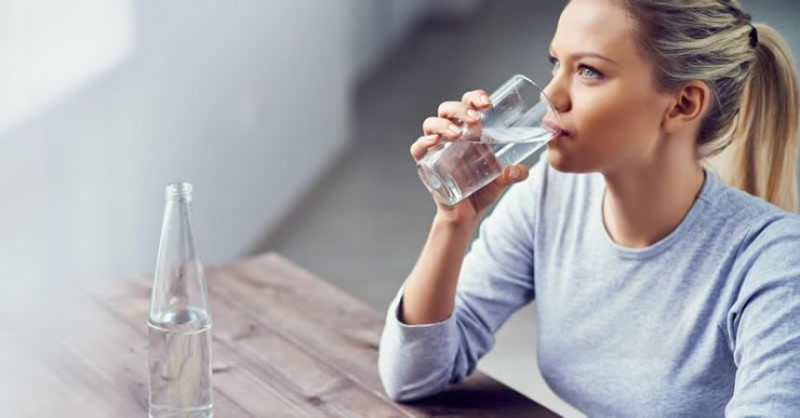 Bạn nên uống nhiều nước tránh mất nước trong cơ thể