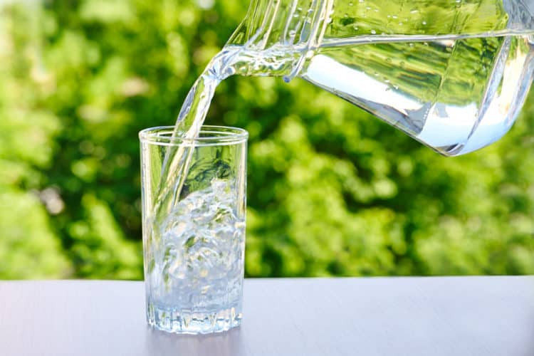 Uống nhiều nước là cách giải rượu đơn giản nhất