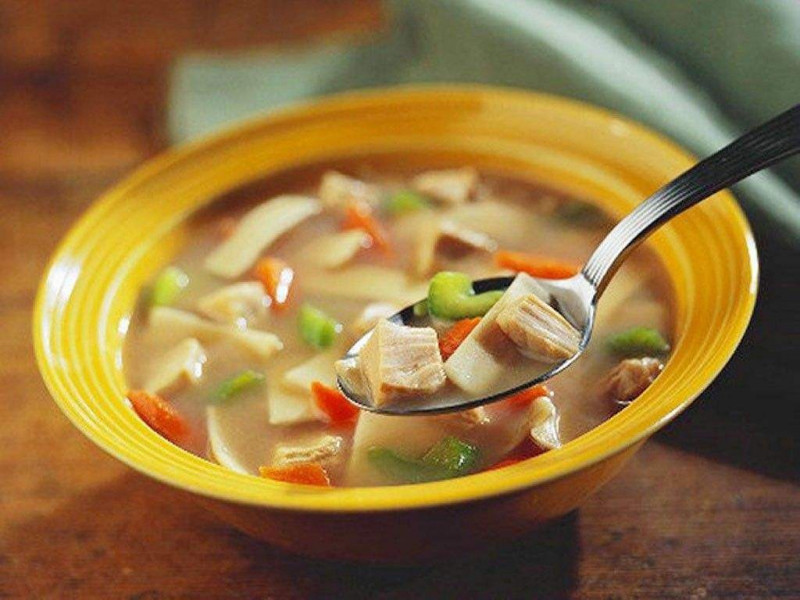 Bắt đầu bữa ăn bằng bát súp nóng hổi sẽ giúp bạn cảm thấy nhanh chóng no bụng