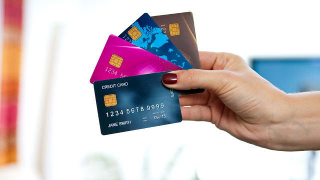 Mua sắm bằng thẻ tín dụng thường khiến bạn chi tiêu nhiều hơn 12% so với việc rút tiền mặt ra khỏi ví.