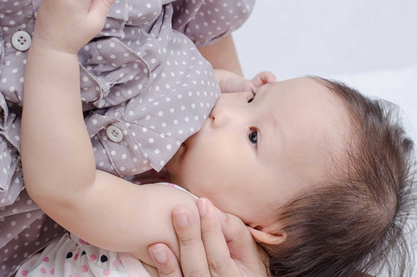 giảm dần cữ bú cơ thể người mẹ cũng tự nhiên dần điều chỉnh lượng sữa tiết ra giảm bớt khi bé không bú liên tục như trước.