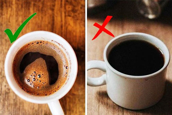 Ly cà phê thật luôn có màu nâu từ cánh gián đến nâu đậm