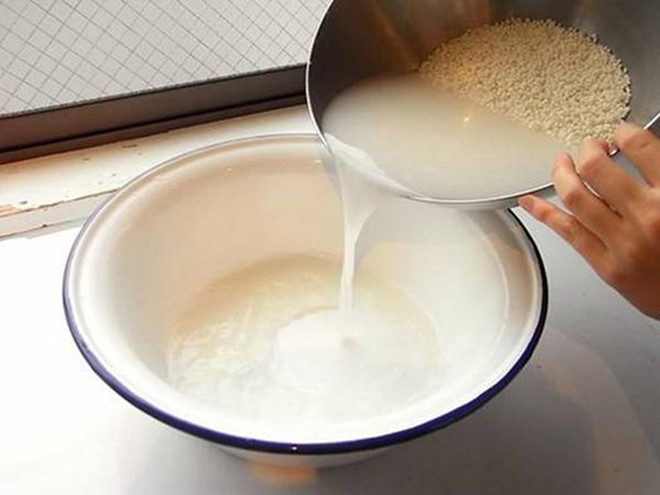 Khi vo gạo thật, nước vo gạo sẽ có màu trắng hoặc trắng ngà do lớp cám bị bong ra.