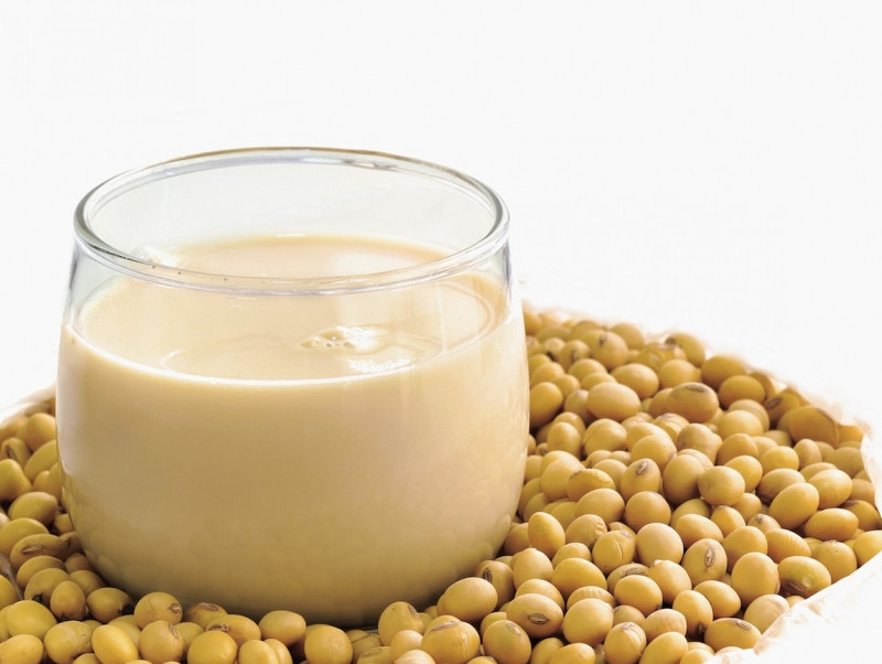 Các loại sữa chiết xuất từ các loại đậu như đậu nành, đậu xanh, đậu đỏ hạt sen,…chứa nhiều protein và vitamin D vô cùng có lợi cho quá trình hình thành và phát triển của xương.