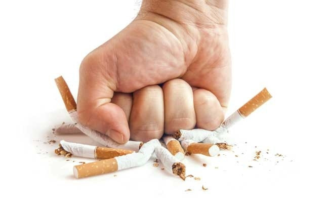 Những người thường xuyên hút thuốc lá khi về già sẽ đi lại rất khó khăn thậm chí là bại liệt do chứng loãng xương gây nên.