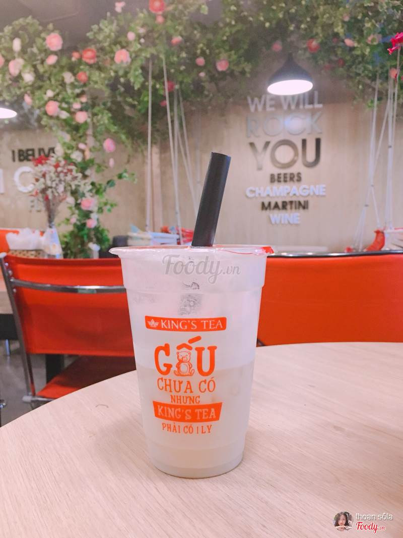 Menu của quán Cafemart khá đa dạng với gần 100 đồ uống từ Cafe Ý, Frappuccino, Smoothie, Nước ép quả tươi, Trà hoa quả...