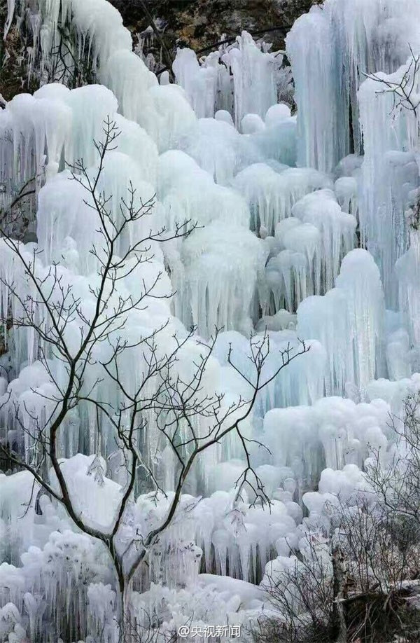 Thác nước đóng băng ở hẻm Hyalite