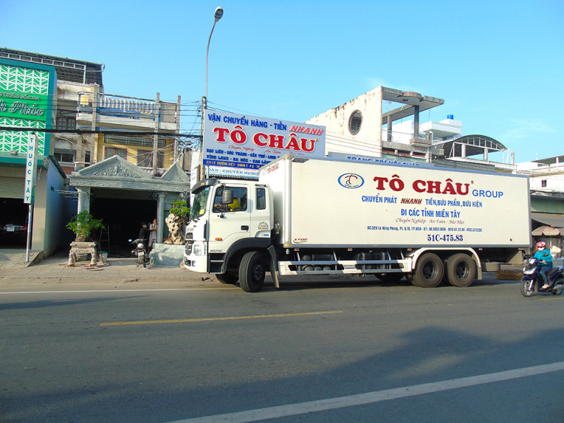 Công ty Tô Châu còn có đội ngũ xe tải chuyên nhận hàng chuyển phát nhanh, vận chuyển hàng hóa, chuyển nhà, văn phòng từ Cà Mau - TP. HCM và ngược lại