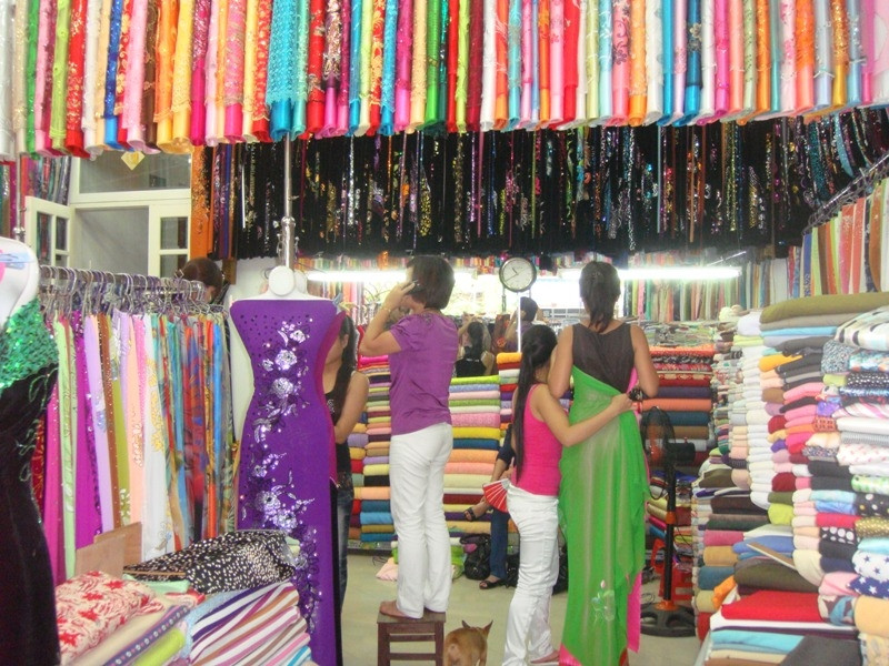 Chợ vải đường Lê Minh Xuân