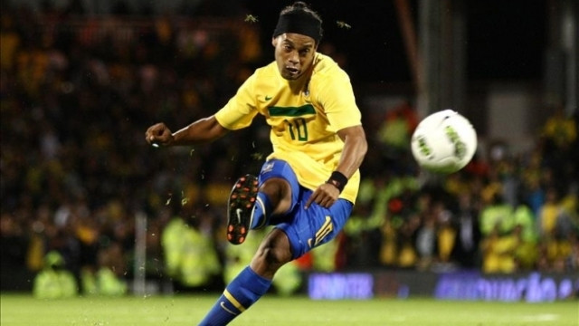 Phù thủy Ronaldinho sút phạt