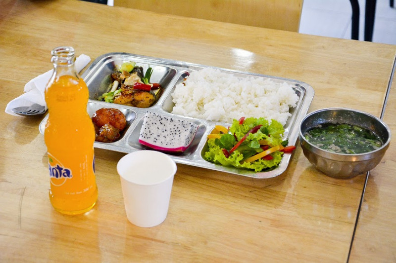 Mô hình phục vụ suất ăn của Bếp Lửa Việt tại các trường học cung cấp nhiều giá trị hơn là một bữa ăn đơn thuần