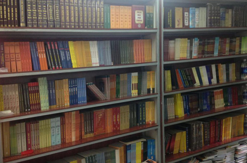 Nhà sách Tịnh Liên là nhà sách Phật giáo duy nhất tại Hà Nội nằm ở 187 Bà Triệu- Hà Nội