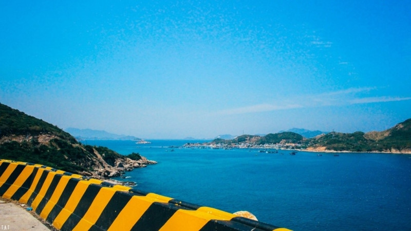 Có lẽ biển Ninh Thuận – Khánh Hòa được coi là cung đường biển đẹp nhất tại Việt Nam.