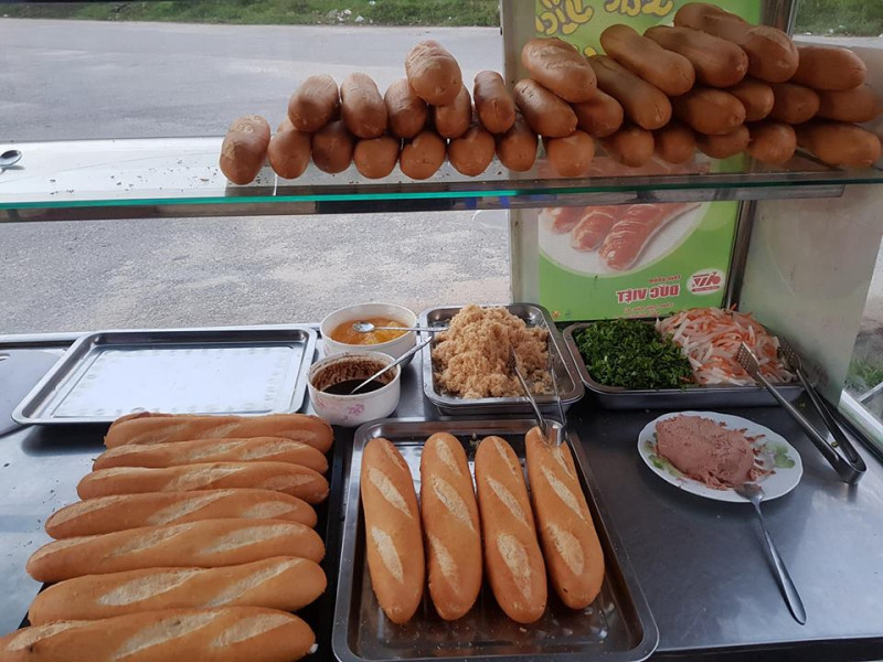 Bánh mì cay Tứ Hải hay còn gọi bánh mì que có hương vị truyền thống Việt