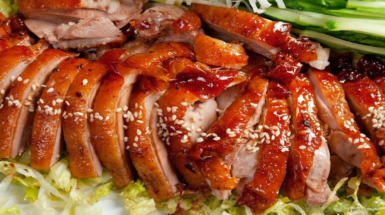 Quán vịt Hàn Thuyên là địa chỉ nổi tiếng với những món ăn chế biến từ vịt từ luộc, nướng đến nấu canh