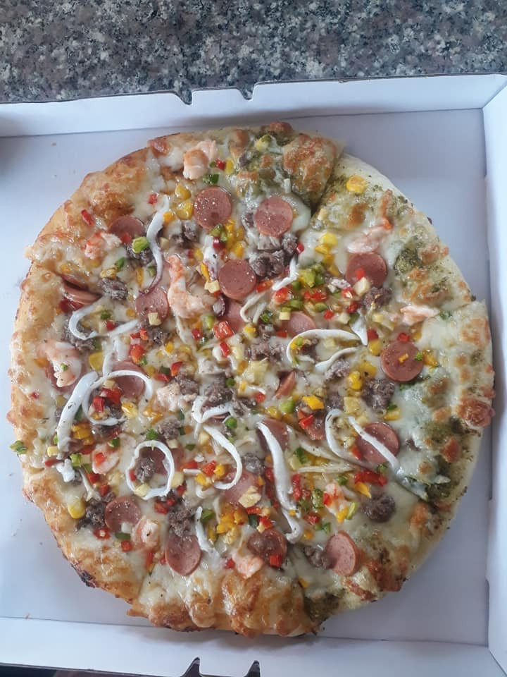 Ngập tràn các loại topping trên miếng pizza của Lê's Home