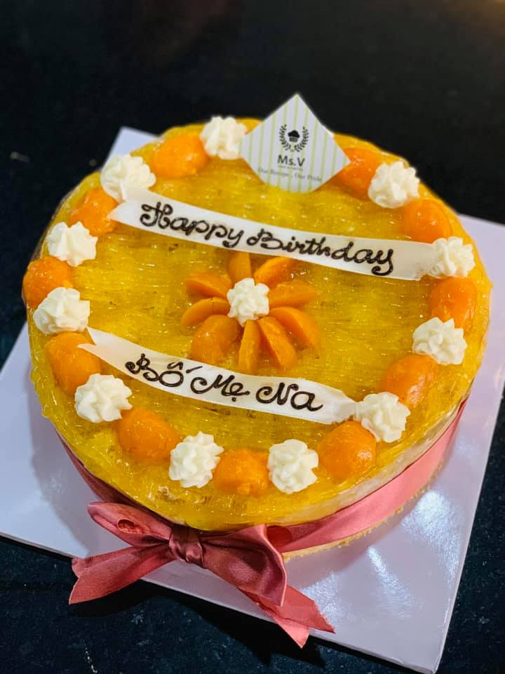 Bông lan trứng muối được thiết kế đẹp mắt thành chiếc bánh sinh nhật của Ms.V Cake and Coffee